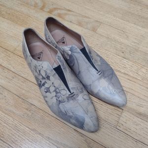 Fluevog power water size 7.5, grey floral